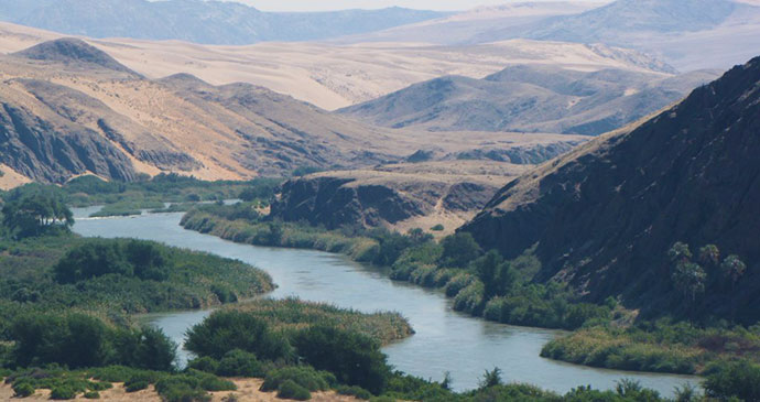 hallaboutafrica's tweet photo. Oasis-like river flows through the desert. This is the Kunene River, which separates Namibia (left) from Angola (right) and is home to unique ecosystems teaming with flora and fauna. https://t.co/mijtwrEmi3