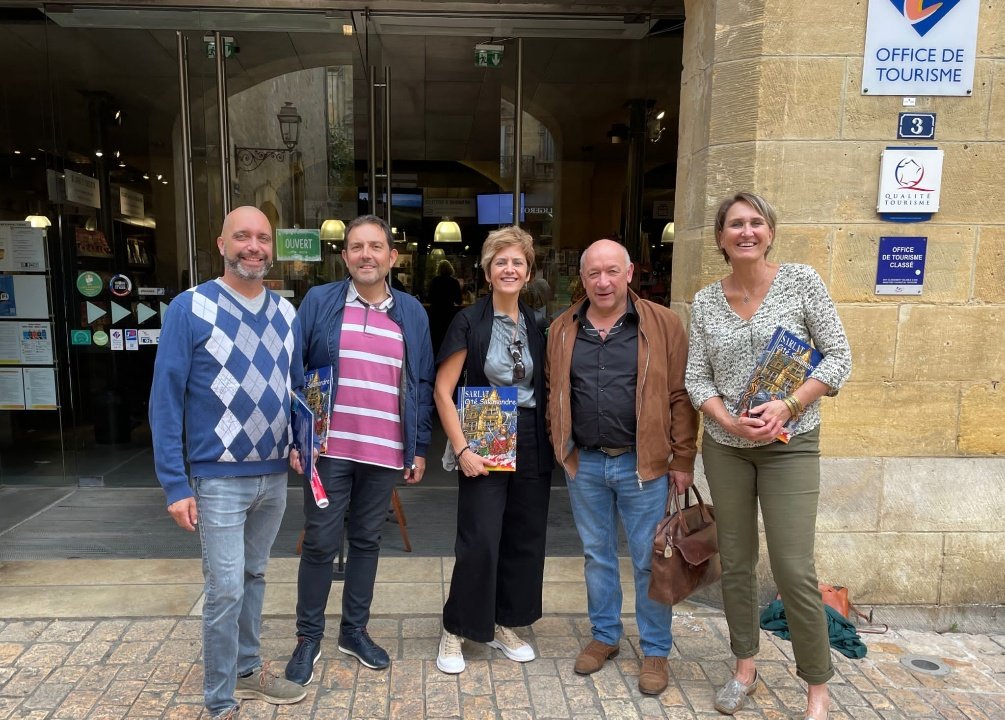 FaconnierKarine's tweet photo. Cohésion professionnelle et territoriale lors de l'accueil de nos collègues espagnols @erasmusplusFR avec la visite de la maison de la Boétie par Mme Dacruz, animatrice patrimoine à Sarlat aux côtés de nos CPC @DSDEN24, en lien avec l'école St-André Allas &amp; le lycée @mainedebiran https://t.co/48ApUAsJAB