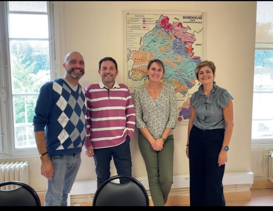 Cohésion professionnelle et territoriale lors de l'accueil de nos collègues espagnols @erasmusplusFR avec la visite de la maison de la Boétie par Mme Dacruz, animatrice patrimoine à Sarlat aux côtés de nos CPC <a href="/DSDEN24/">Educ'24</a>, en lien avec l'école St-André Allas &amp; le lycée <a href="/mainedebiran/">Lycée Maine de Biran</a>