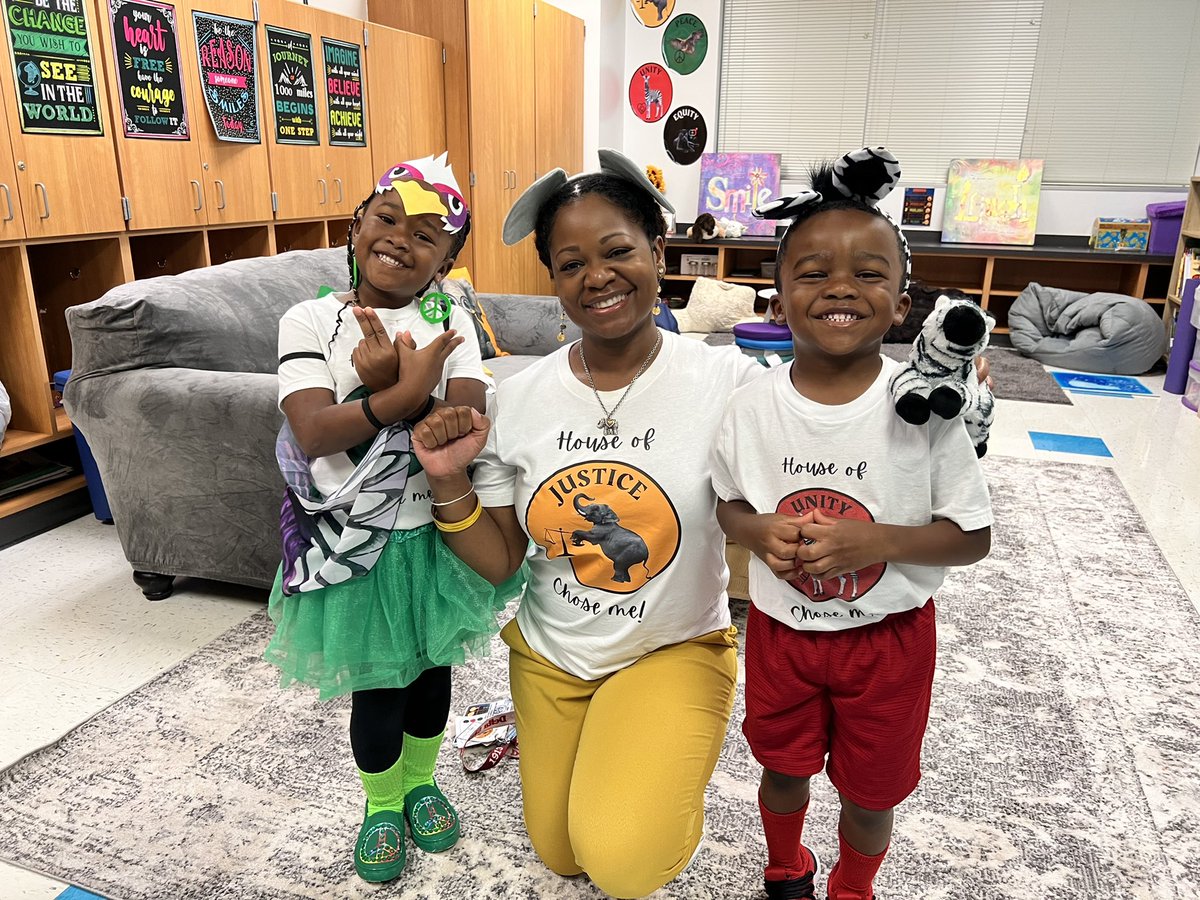 LBudgewater's tweet photo. It’s a House Day💛💚♥️🖤 @lockhartES! Check out our scholars staff and community members “reppin’” their Houses! #JusticePeaceUnityEquity 🐘🦅🦓🐈‍⬛ @cameshiadawn https://t.co/vCDebx3lt1