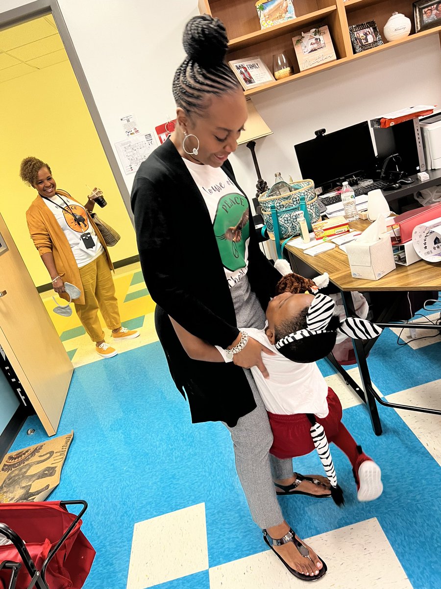 LBudgewater's tweet photo. It’s a House Day💛💚♥️🖤 @lockhartES! Check out our scholars staff and community members “reppin’” their Houses! #JusticePeaceUnityEquity 🐘🦅🦓🐈‍⬛ @cameshiadawn https://t.co/vCDebx3lt1