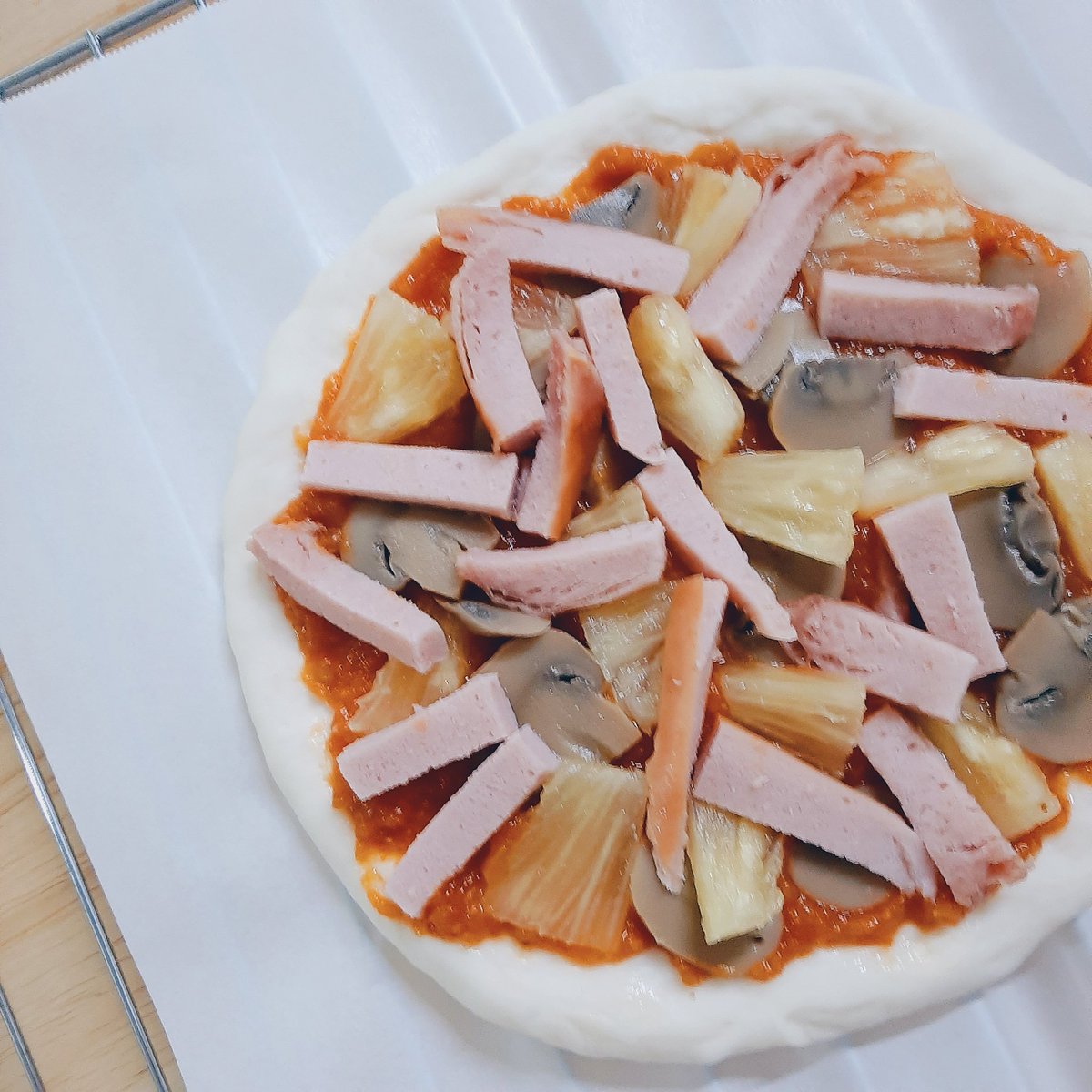 asweetpotatoes's tweet photo. Mini Homemade Pizza 🍕
สูตร Pizza Dough ที่ลองทำแล้วเวิร์ค
แป้ง   250 g
ยีสต์       5 g
น้ำตาล 20 g
เกลือ    ¼ tsp
น้ำอุ่น 150 ml
น้ำมัน   10 ml

*ผสม แล้วนวดแป๊บเดียว แค่พอเข้ากัน
อบแล้วแป้งจะได้ไม่แข็ง อบที่ 170° 18นาที
#ชุมชนขนมปัง #ชุมชนก้นครัว #มันเข้าครัว https://t.co/aZTvoWQXi5