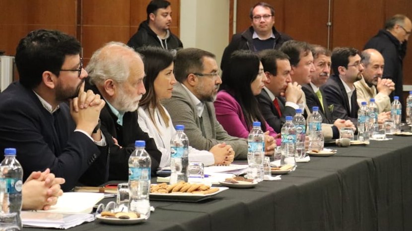ServiuMaule's tweet photo. Masiva asistencia de alcaldes #regióndelMaule a presentación #PlanEmergenciaHabitacional con ministro @Minvu @carlosmontestwt, directora SERVIU @Nebenka_ seremi @minvumaule Rodrigo Hernández. Ediles agradecieron diálogo, la cohesión y despliegue territorial de nuestros equipos. https://t.co/G2xH3PaEt6