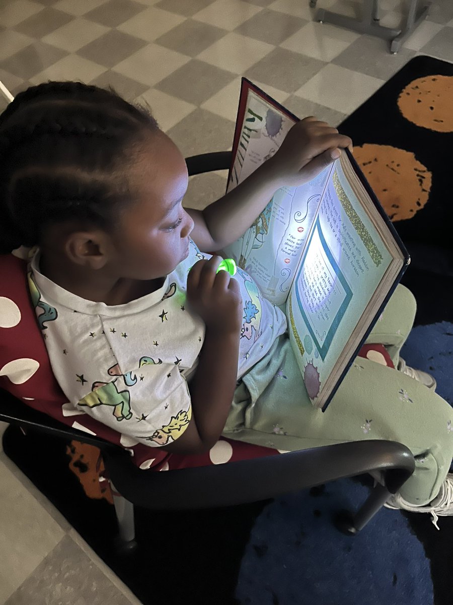 MrsTsClubhouse's tweet photo. Flashlight Friday in full effect! #readingtoself #readingtosomeone #readingisfun π¦π @VincentFarmBCPS https://t.co/FvG5PtVbWz