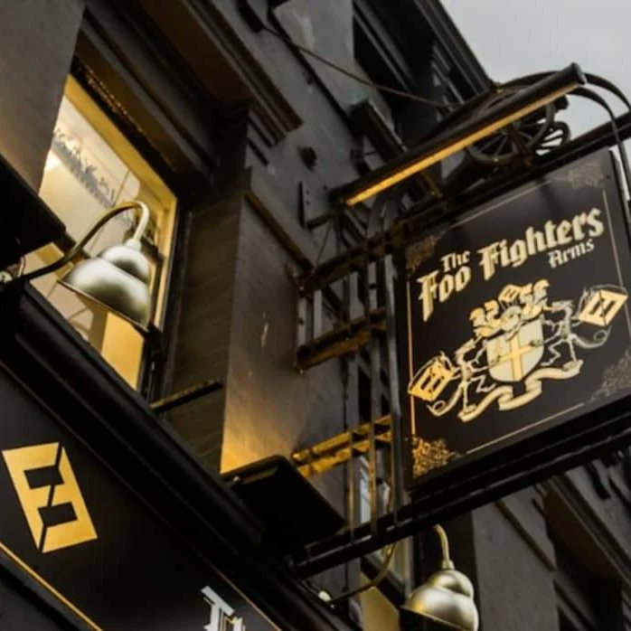 Hace ya 5 años, Foo Fighters inauguró en Londres un restaurante temporal con motivo del lanzamiento de su álbum "Concrete And Gold". Ahí se podía disfrutar de una buena comida o merch exclusiva.

El "The Foo Fighters Arms" abrió sus puertas del día 15 al 20 de septiembre de 2017.