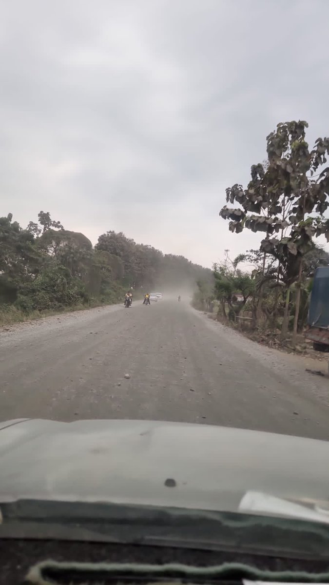Presley Robles (@presley_robles) on Twitter photo Grandes nubes de polvo, huecos, basura, es lo que encontramos en la vía Milagro - Carrizal, somos parte del Gran Guayas pero la obra acá(donde debería llegar) no llega Sra @6SusanaGonzalez <a href="/PrefGuayas/">Prefectura del Guayas</a> Hasta cuando tanto abandono! Grandes nubes de polvo, huecos, basura, es lo que encontramos en la vía Milagro - Carrizal, somos parte del Gran Guayas pero la obra acá(donde debería llegar) no llega Sra @6SusanaGonzalez <a href="/PrefGuayas/">Prefectura del Guayas</a> Hasta cuando tanto abandono!
