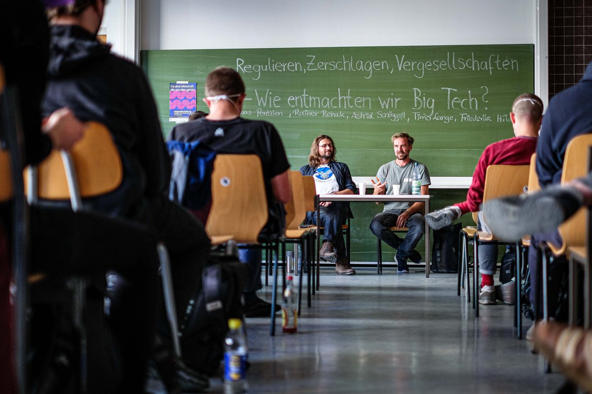 Hier wird gerade diskutiert: Wann und wie ist #vergesellschaftung bei Big Tech sinnvoll? Muss zuerst feststehen, wie eine wünschenswerte digitale Gemeinwirtschaft aussieht? Welche Strategien zur Entmachtung gibt es? <a href="/Rainer_Rehak/">@Rainer_Rehak@mastodon.bits-und-baeume.org</a> <a href="/lobbycontrol/">LobbyControl - (wir haben X verlassen)</a> <a href="/JonasPentzien/">Jonas Pentzien</a> <a href="/AstridSchoeggl/">Astrid Schöggl</a>