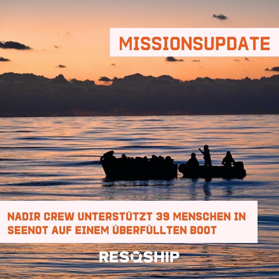 1/2 Heute früh fand unsere Crew ein treibendes überfülltes Boot mit 39 Personen in Seenot. Vor zwei Tagen waren sie nachts aus Sfax gestartet. Die Crew verteilte Rettungswesen, Wasser und Kekse, eine Schwangere, ein Baby und zwei Kinder mit Müttern wurden an Bord genommen.