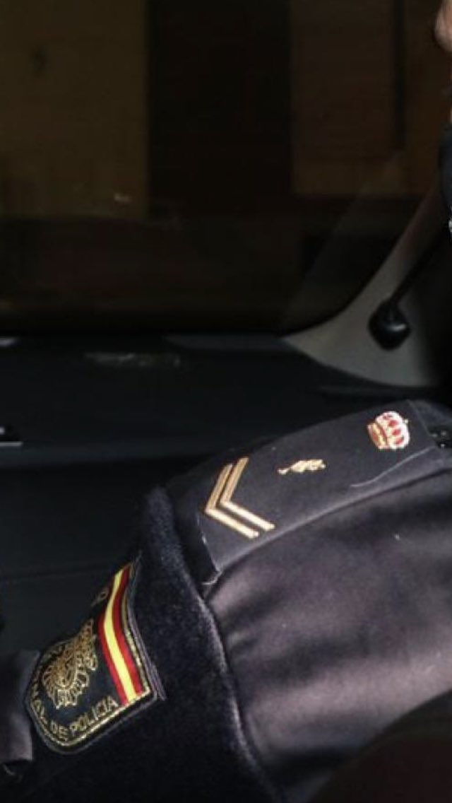 erickvafe's tweet photo. @djnise @MaElenaMorera “Cuerpo Nacional de Policía” (España)... Te prometo que no es a huevo publicar por publicar mano. https://t.co/L4qDpxzmoT