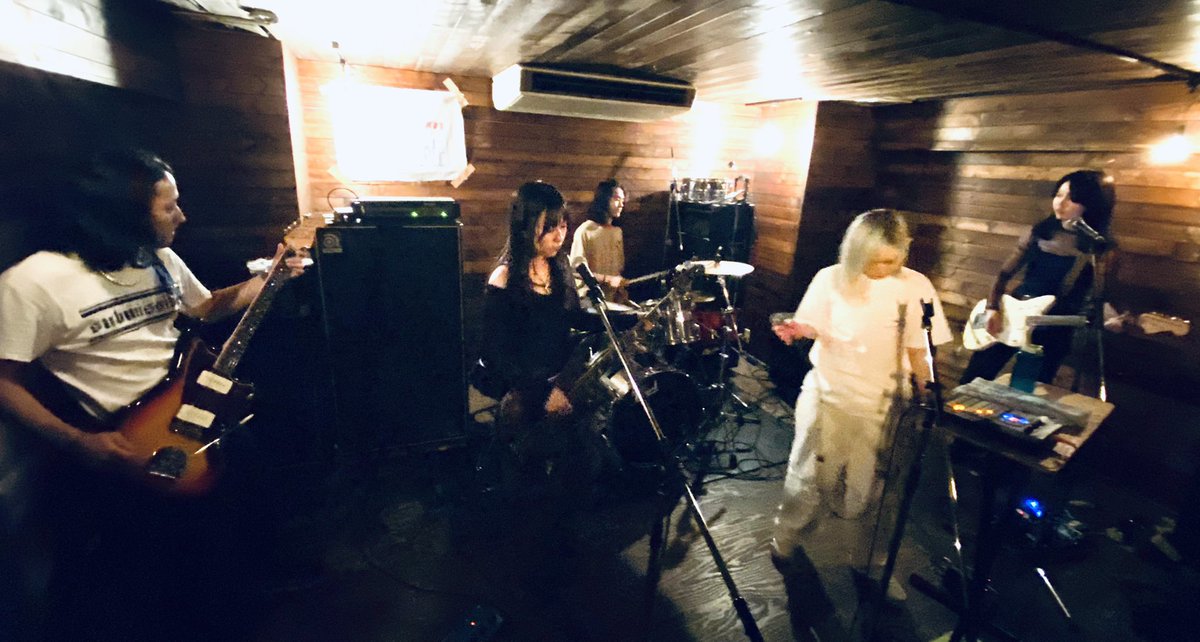 【YouTube Uploaded】
Ms.MachineやKLONNS、Strip Jointのメンバーらによって結成された新バンド、SOM4LI(ソマリ)の1stライブをアップ！

女性Vo Dark Post Punk〜Indie Rock好きな人にまで刺さる楽曲の良さに震えました⚡️

SOM4LI Live @ Bush Bash 11th September 2022 
youtu.be/DxPCFQBByZw