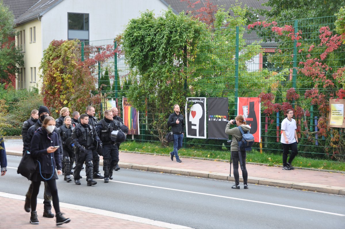toleranceposter's tweet photo. On October 2nd, the nazi party "Der III. Weg" organized a rally in Plauen, Germany. They were "greeted" by multiple Tolerance posters on their marching route. More here:
https://t.co/csAMpFnyxp

#tolerancepostersshow #toleranceproject #tolerance #Plauen #Germany #neonazi #posters https://t.co/qzNNHStPMp