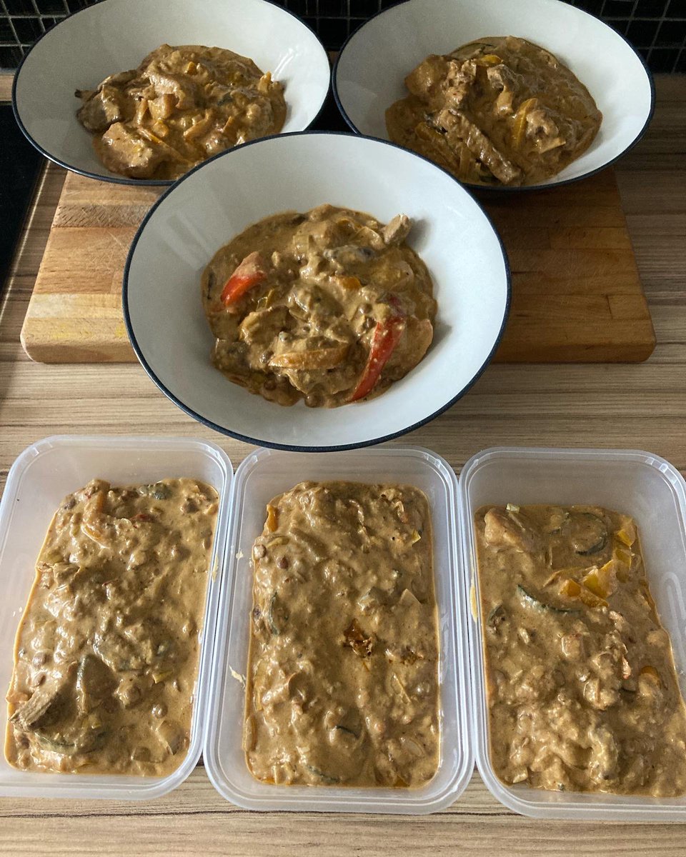 MarkChurms's tweet photo. Just finishing week 2 of 8 on 800 calories a day diet with a Thai Nasi Goreng Steak Curry packed with flavour serve with cauliflower rice only 212 calories per portion#Churmsyreadymeals @DrMichaelMosley #800caloriediet https://t.co/pZSAj6gSsh