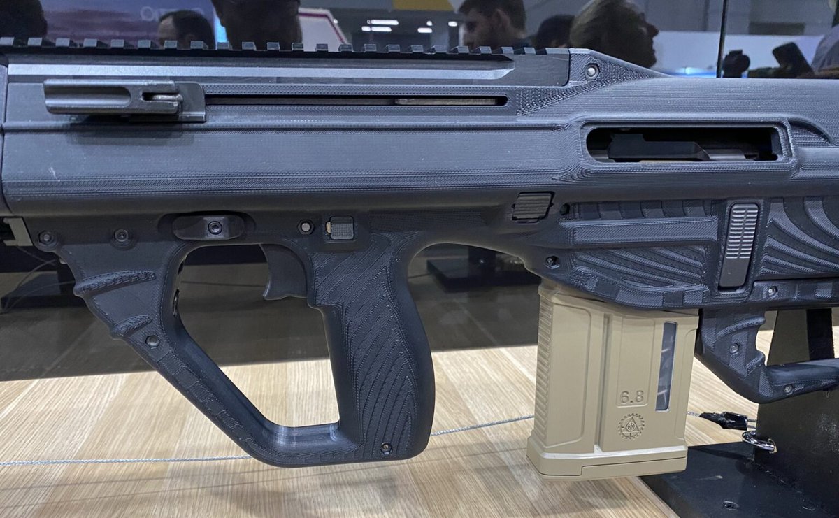 Anchovy_Pizza's tweet photo. New Aug design for the future soldier program chambered in .277 Fury https://t.co/9zaoZnO5r2