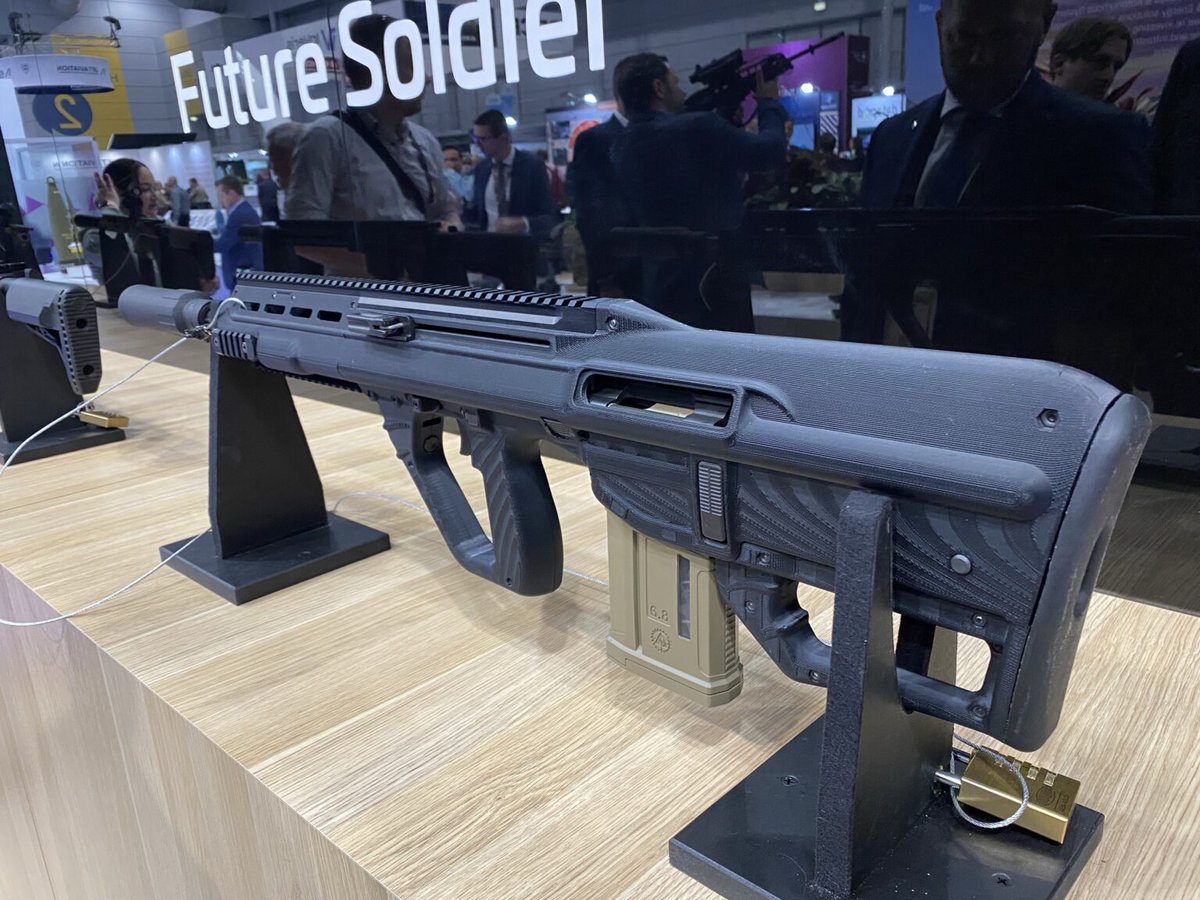 Anchovy_Pizza's tweet photo. New Aug design for the future soldier program chambered in .277 Fury https://t.co/9zaoZnO5r2