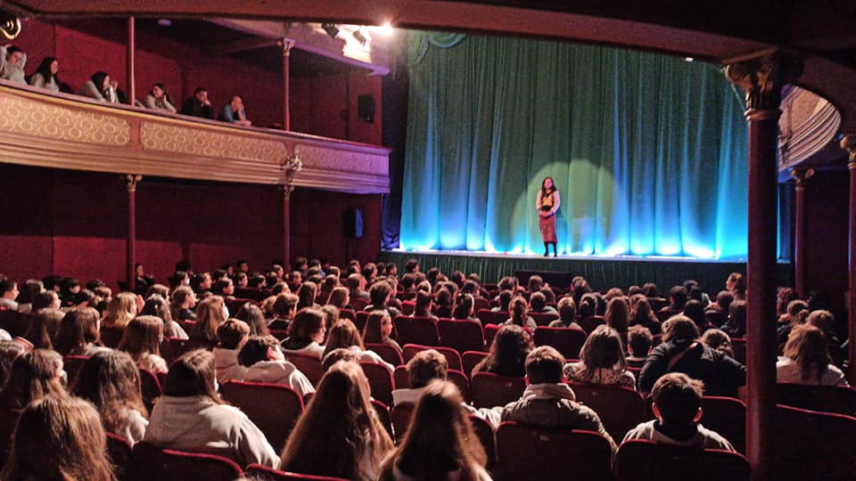 musleraf's tweet photo. El lunes fue un día muy especial. Porque unas 300 personas, entre alumnos y profesores del Arnold Gesell, donde trabajo como profe de Escritura creativa, acudieron a ver El enfermo imaginario, de Molière, en el Teatro Stella D'Italia. No se la pierdan. Va hasta el 23 de octubre. https://t.co/umaEv84gzz