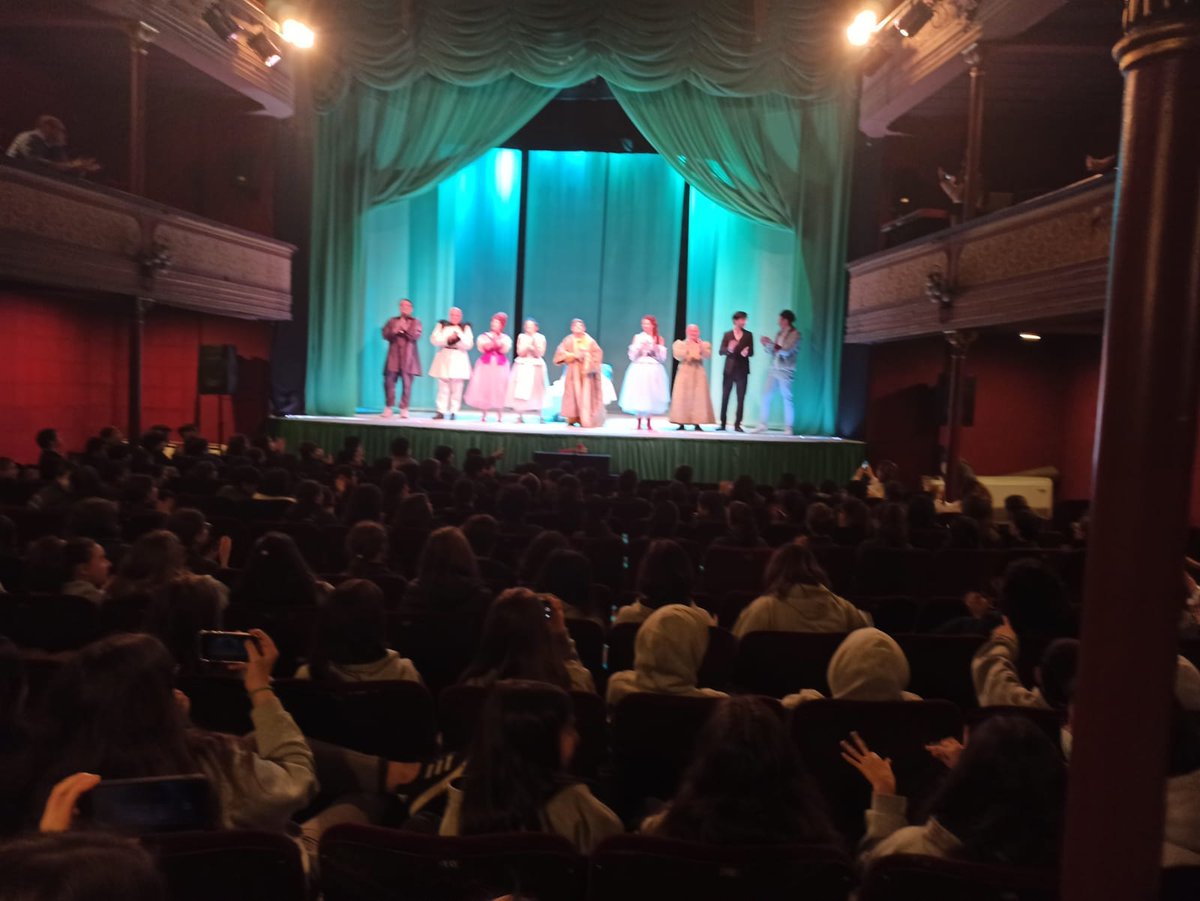 musleraf's tweet photo. El lunes fue un día muy especial. Porque unas 300 personas, entre alumnos y profesores del Arnold Gesell, donde trabajo como profe de Escritura creativa, acudieron a ver El enfermo imaginario, de Molière, en el Teatro Stella D'Italia. No se la pierdan. Va hasta el 23 de octubre. https://t.co/umaEv84gzz
