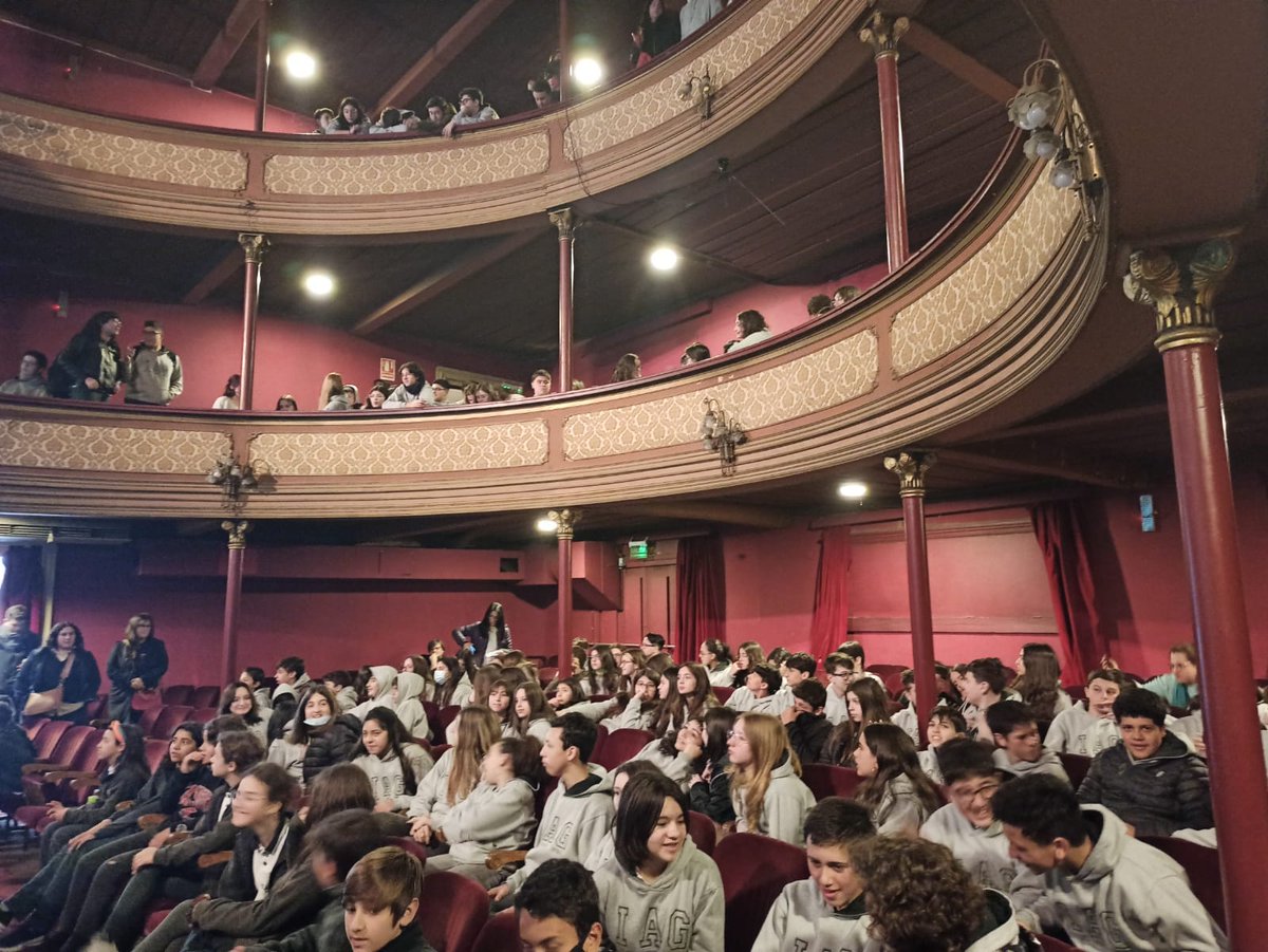 musleraf's tweet photo. El lunes fue un día muy especial. Porque unas 300 personas, entre alumnos y profesores del Arnold Gesell, donde trabajo como profe de Escritura creativa, acudieron a ver El enfermo imaginario, de Molière, en el Teatro Stella D'Italia. No se la pierdan. Va hasta el 23 de octubre. https://t.co/umaEv84gzz