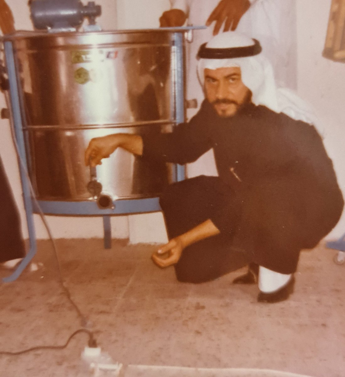 BNSH59's tweet photo. •ثلاثة اسماء لابد من ذكرها مؤسسين تربية النحل و إنتاج العسل بالكويت :-
1-عبد الرحمن محمد العامر .. ابو عامر.
2-محمد بن يوسف النصف..ابو عمر من خلال شخصه وشركة بن نصف.
3-خليل ابراهيم بن شيبة... مربي نحل ومنتج عسل. https://t.co/X067gvvCtC