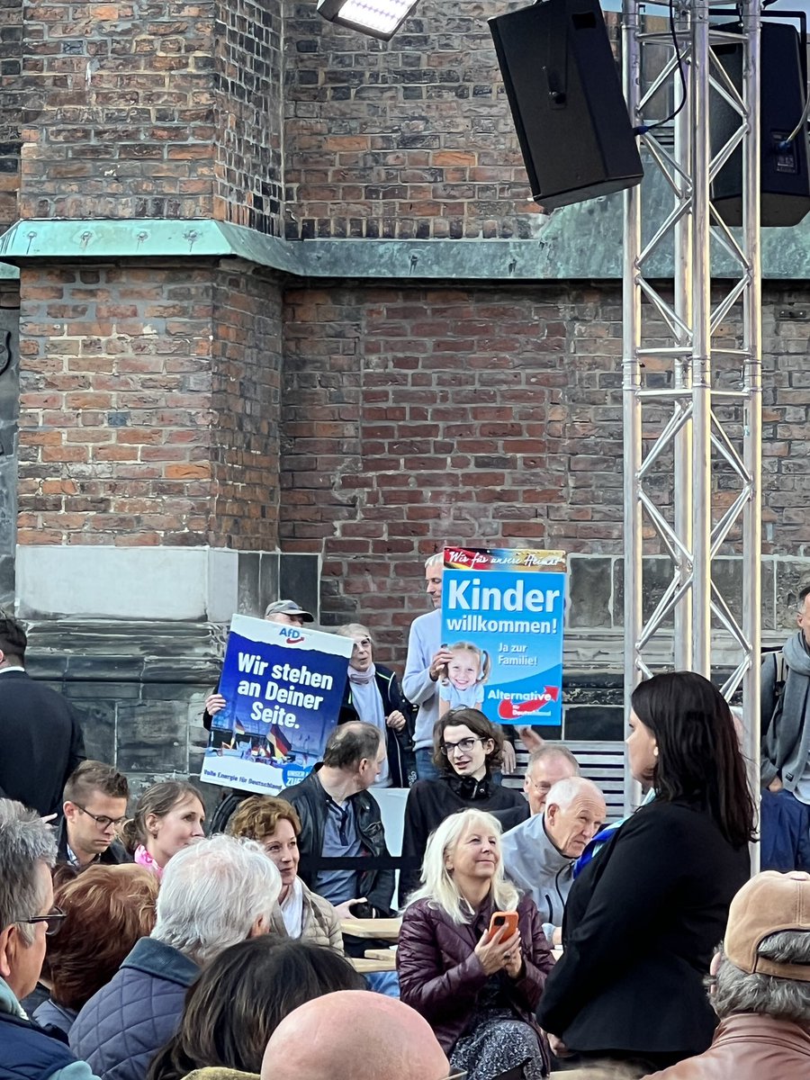 RonnyWildhage's tweet photo. Respekt an die Junge Union für die Stimmung. Die Menschen von @Leinemaschbleib machen aber mehr Stimmung.

Ansonsten hängt die AfD hier gerade Plakate neben der Veranstaltung auf. Irgendwie gab es auch schon Platzverweise. https://t.co/zFkCgtxWPN