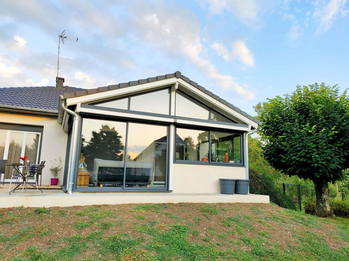 Avant / après ➡️ Découvrez le petit havre de paix de Corinne &amp; Gilles : vie-veranda.com/avis-clients/5… 
#Véranda