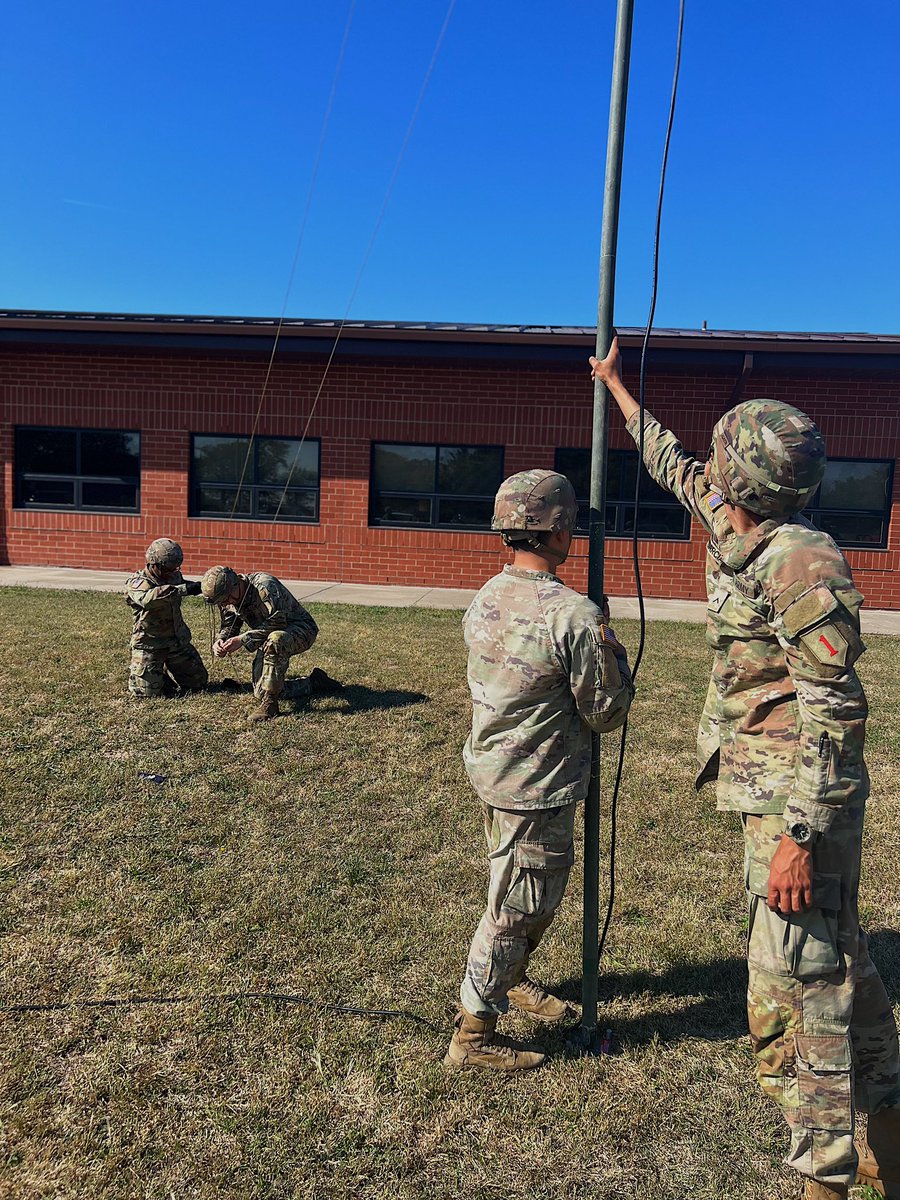 hamiltons_own's tweet photo. Busy Thursday here at #HamiltonsOwn! Big Red One Training Time, a Promotion, and motorpool closeout tasks leading to a Battalion Formation made for a productive day! We hope our Soldiers, friends, and families all have a safe and relaxing long weekend! #AmericasFirst #Redlegs https://t.co/jcrqfVywnX