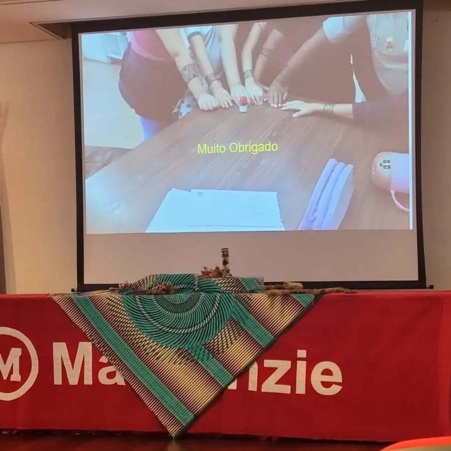 anasilinha's tweet photo. Na último dia 04/10 tivemos o II Seminário Trilha Educação Antirracista "Representatividades e Expressões Negras e Indígenas, pois só nos movemos quando sabemos de onde vem nossos passos".
#direito #educacaoanterracista  #representatividadesindigenas #conhecimento #diretoshumanos https://t.co/YtvTW7EHkS