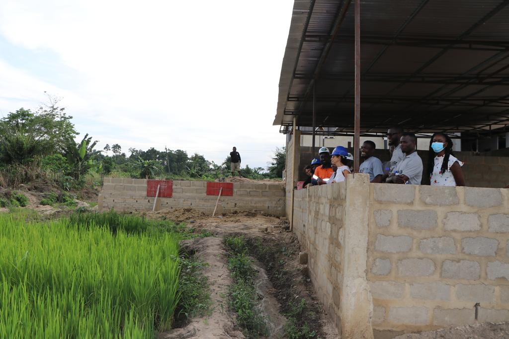 SNVGhana's tweet photo. @MartaBrignone and Purity Ngare, who is engaging in a Results-Oriented Monitoring (ROM) of the Project for the EU met and engaged with Jesse in the Shama District where he is constructing the facility and gearing up to produce 100 bags of rice daily

#AfricaTrustFund https://t.co/zGpew7e5Cr