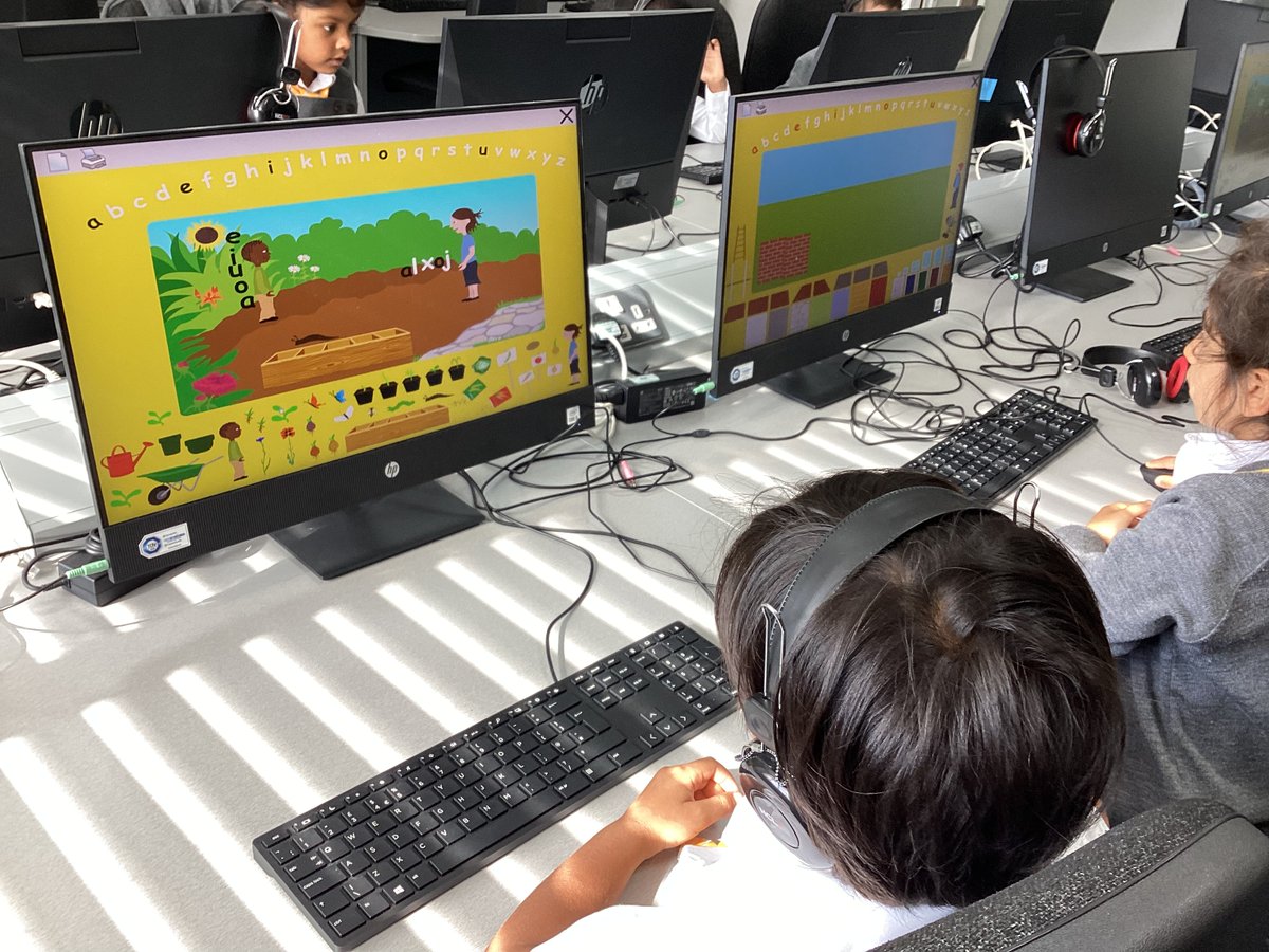 StainesPrepDigi's tweet photo. In #StainesPrepDigitalLearning #StainesPrepYear1 have started to practise their mouse skills using Simple City and 2PaintaPicture.
@PurpleMash @2simplesoftware https://t.co/zGuVZiNwCA