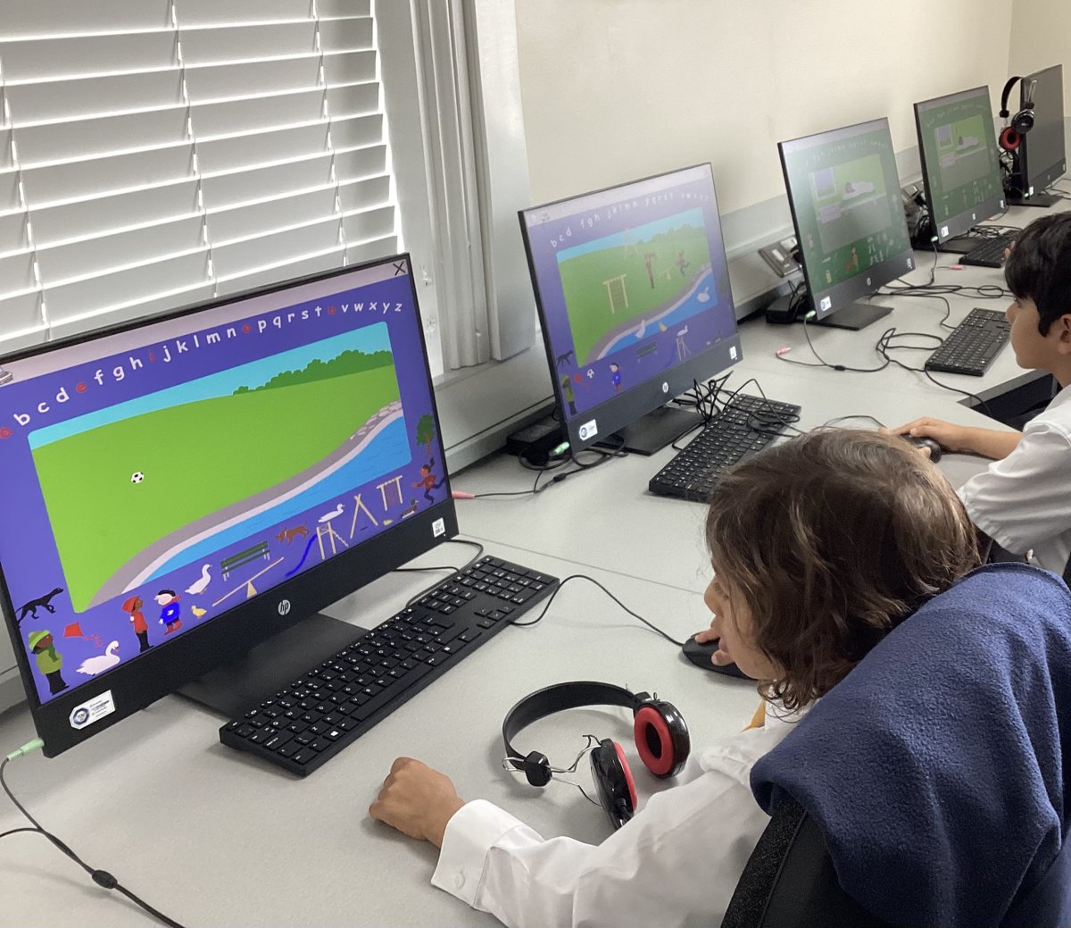 StainesPrepDigi's tweet photo. In #StainesPrepDigitalLearning #StainesPrepYear1 have started to practise their mouse skills using Simple City and 2PaintaPicture.
@PurpleMash @2simplesoftware https://t.co/zGuVZiNwCA