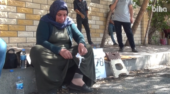BirGun_Gazetesi's tweet photo. Eşi ve çocukları AKP'li vekilin akrabaları tarafından öldürülen Emine Şenyaşar, kendini yakmak istedi
https://t.co/EID7Tb0BiL https://t.co/Y3L3Jw8ZzU
