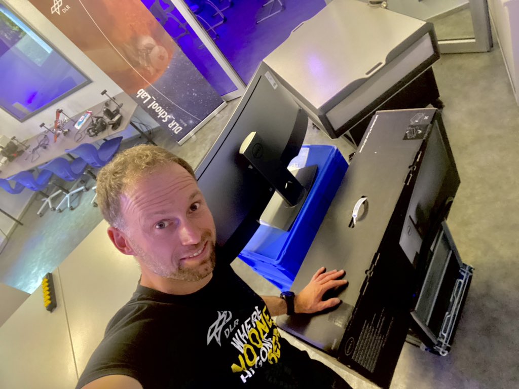 tobi22_'s tweet photo. Stellt Euch vor, Ihr könntet das Gleiche erleben, wie die #Apollo-Astronauten vor 50 Jahren auf Ihrer Reise zum #Mond.
Lust darauf? Dann kommt am Wochenende einfach ins @fezberlin! Ich habe den Mond nämlich - zumindest virtuell - eingepackt. 
🚀 ➕🌔 ➡️ 📦 🤩🥳

@DLR_next @DLR_de https://t.co/llHh6dWlX0