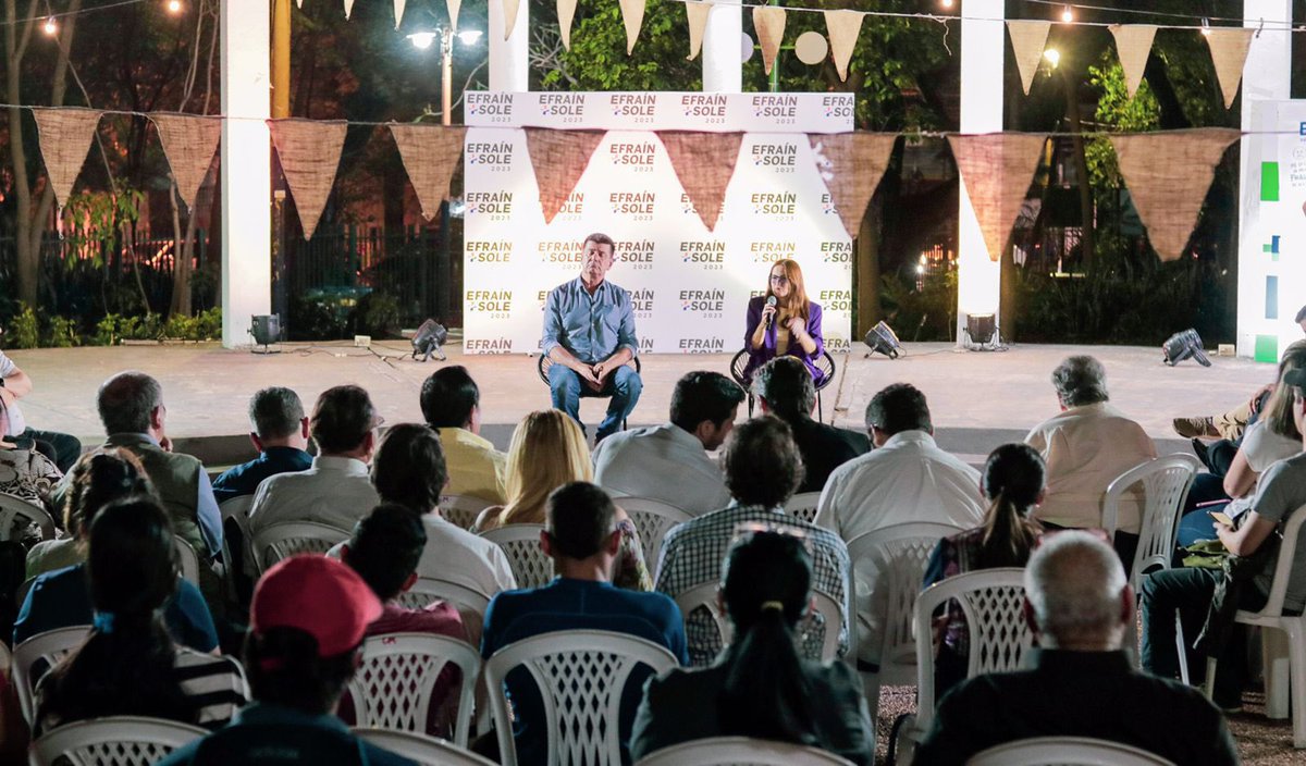 solenu's tweet photo. Lindo encuentro en un espacio público, abierto y plural con ciudadanos comprometidos con el cambio en el Paraguay. El diálogo y la conversación son y serán herramientas claves en el gobierno de la Concertación Nacional. #EstamosTodos https://t.co/j5oO331F7z