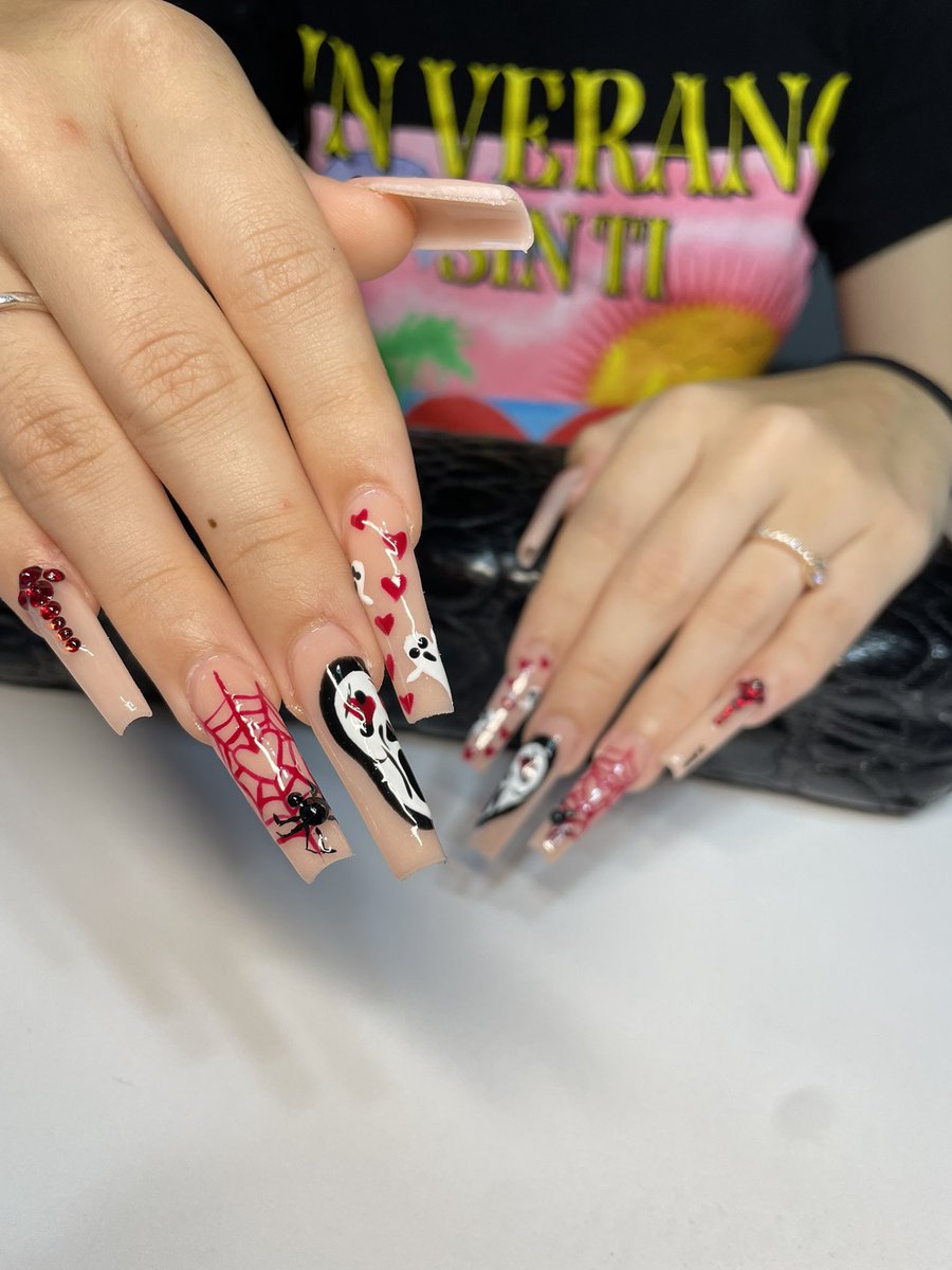 K_Duncan11's tweet photo. come get those spooky nails🥰🎃 
@klaws.by.kc on insta:) https://t.co/moBEgoJ2Qj