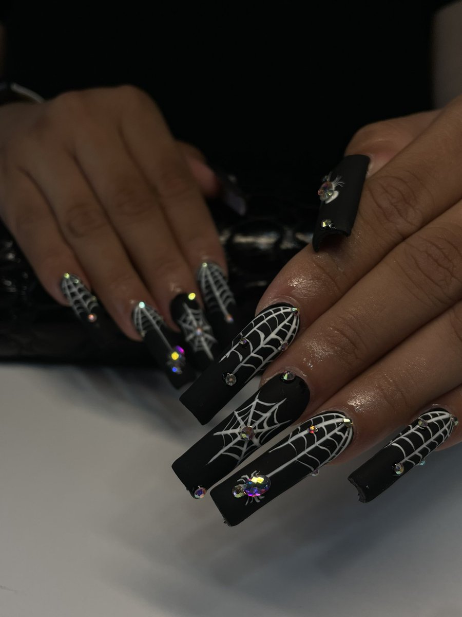 K_Duncan11's tweet photo. come get those spooky nails🥰🎃 
@klaws.by.kc on insta:) https://t.co/moBEgoJ2Qj