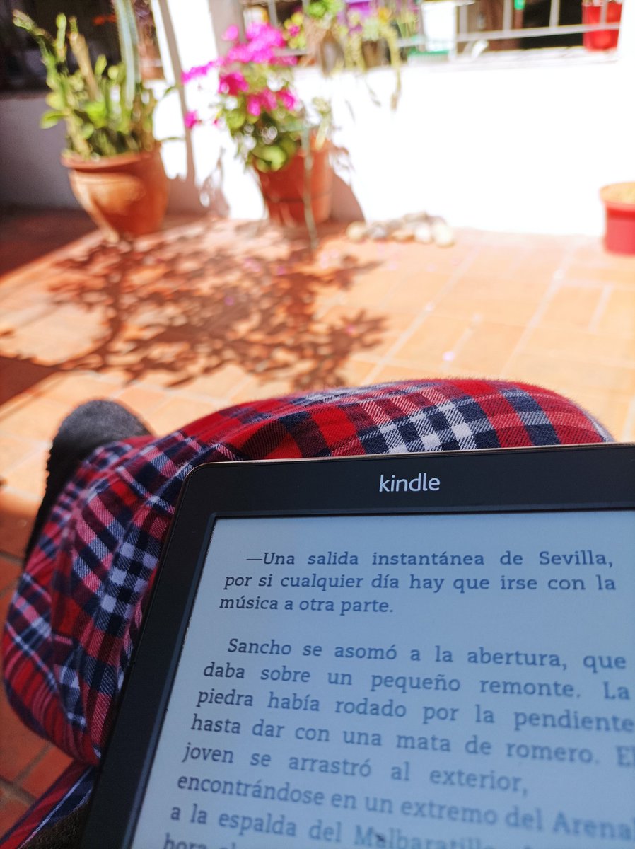 Silencio, mate, libro y patio. De noche en la <a href="/SalaZitarrosa/">Sala Zitarrosa</a> a darlo todo una vez más!