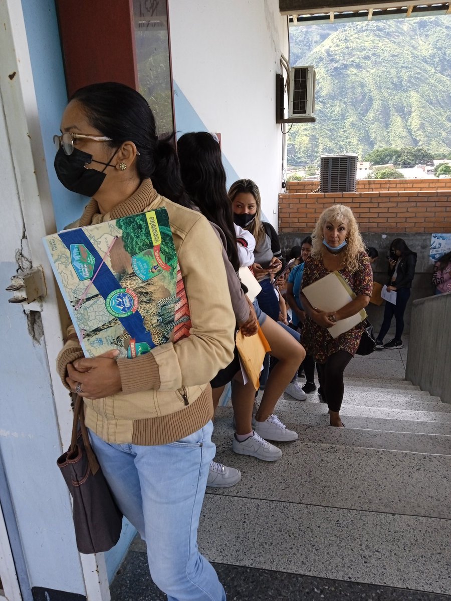 UPTMKR's tweet photo. Bachilleres acuden masivamente a inscribirse en la @UPTMKR en el último día del proceso asignación @opsuVzla https://t.co/oUeGkMKGU9