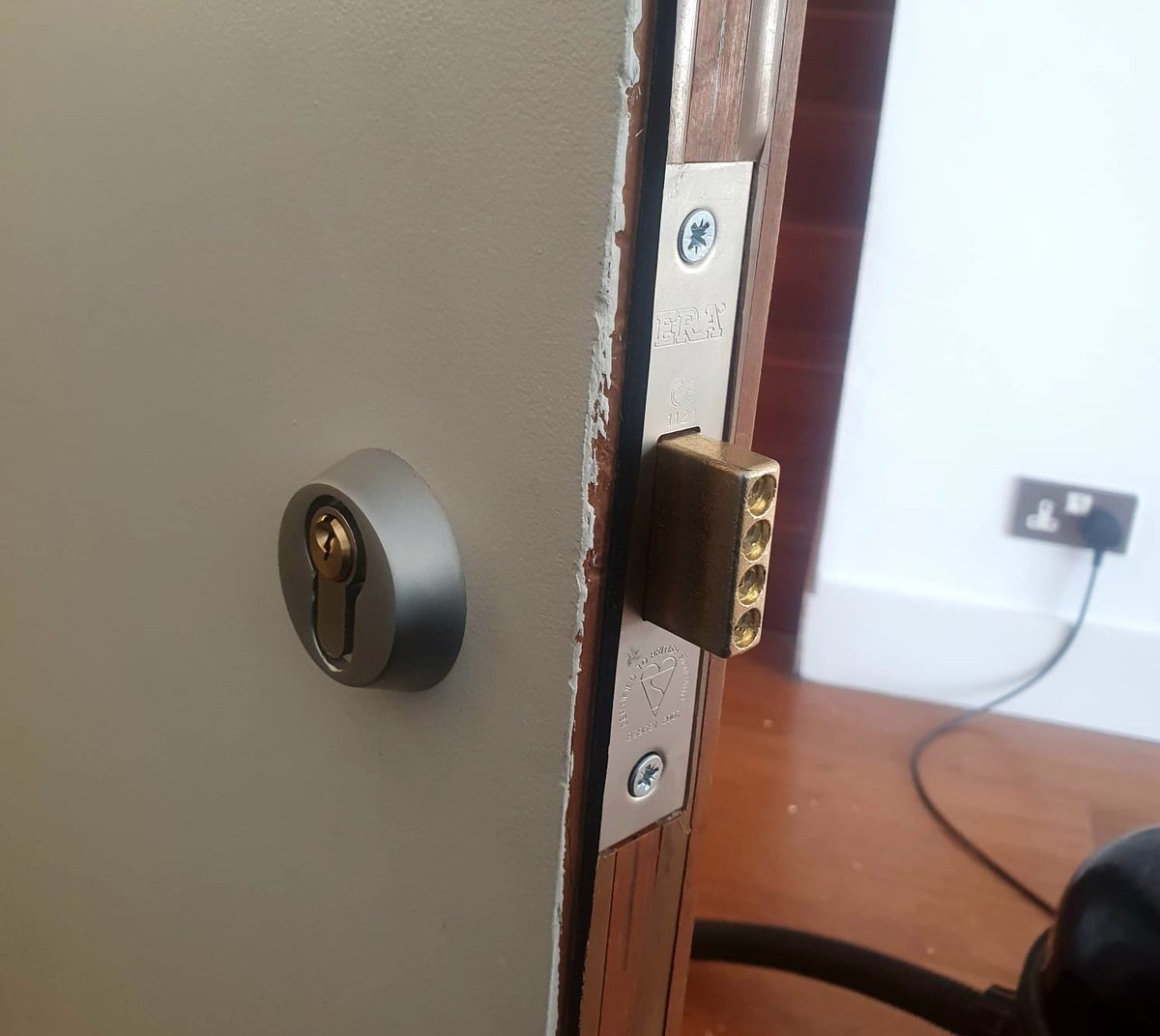 IKSLocksmiths's tweet image. Lock fitting on Saville Row today. A Euro key and turn on a flat door.

Contact us for security advice on 0203 284 1045

#locks #locksmith #mlalocksmith #highsecurity
