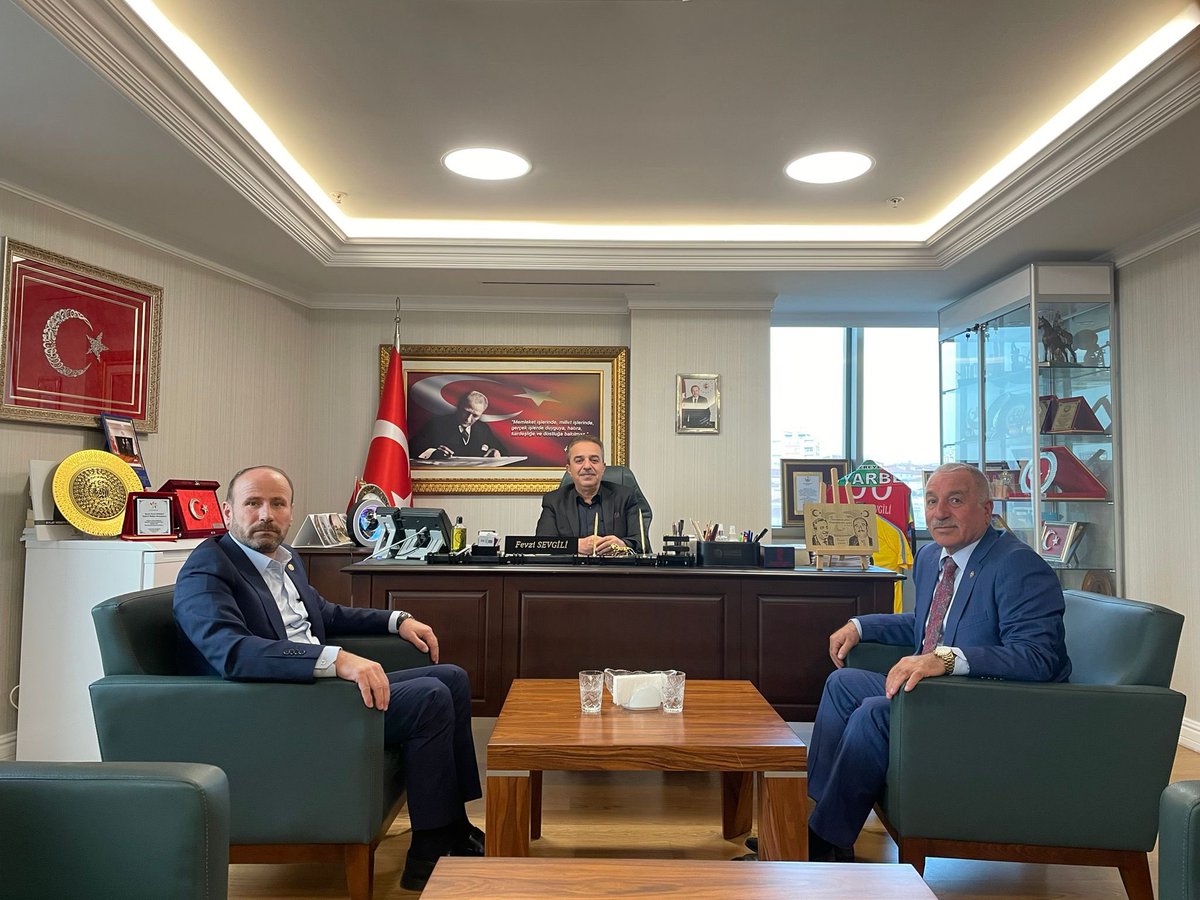 TZOB yönetim kuru üyesi ,
kıymetli hemşehrimiz
Mehmet Cevat Delil
Viranşehir Ziraat Odası Başkanı Bahri Ekinci beyefendileri misafir ettik..
Kıymetli istişare ve ziyaretleri için kendilerine çok teşekkür ediyorum..
<a href="/suleymansoylu/">Süleyman Soylu</a> <a href="/semsibayraktar/">Şemsi Bayraktar</a>