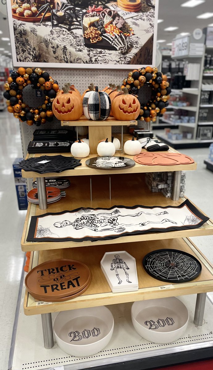 VsSullivan's tweet image. I flexed my VM muscles to keep the kitchen focal impactful. We had some major sell through.I used some decor backstock so guest could still feel the Halloween Party Entertainment vibes. #sellwhatyouown @aleahmarie19 @settoselltarget @Rochelle_1114 @TousleyVictoria @ShereeHalsey