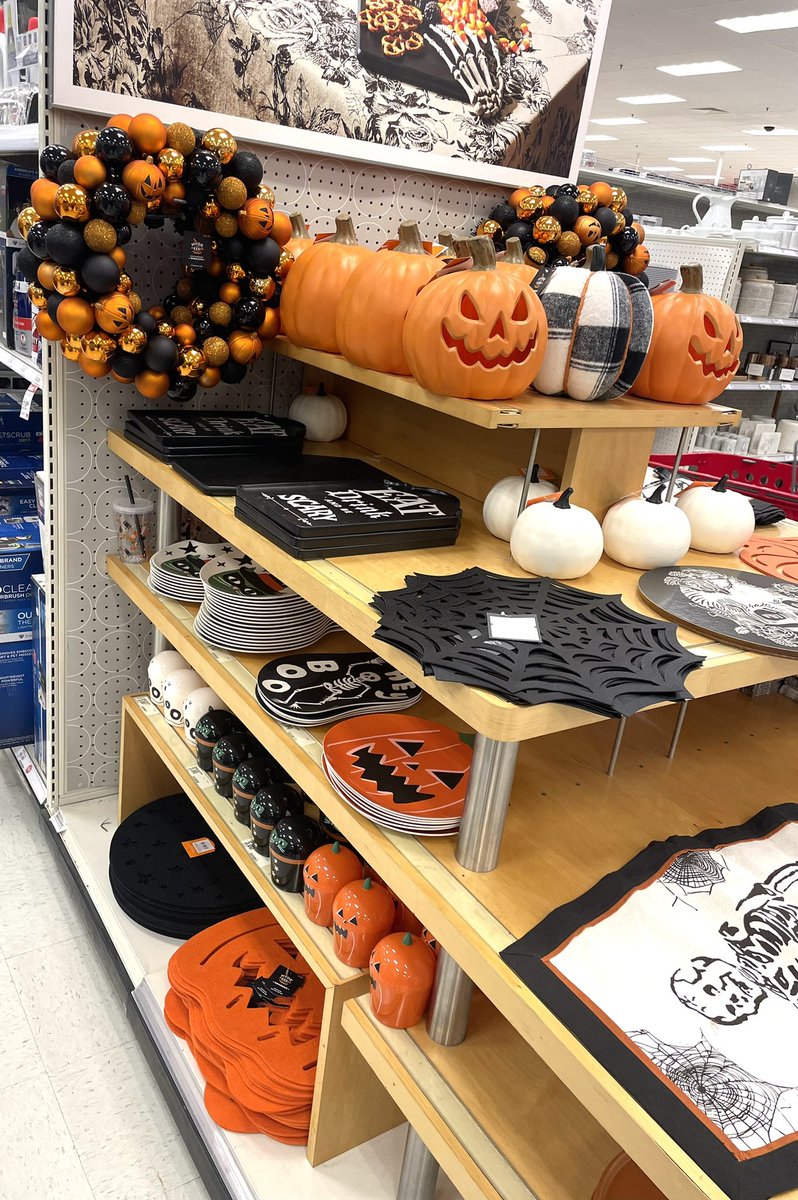 VsSullivan's tweet image. I flexed my VM muscles to keep the kitchen focal impactful. We had some major sell through.I used some decor backstock so guest could still feel the Halloween Party Entertainment vibes. #sellwhatyouown @aleahmarie19 @settoselltarget @Rochelle_1114 @TousleyVictoria @ShereeHalsey