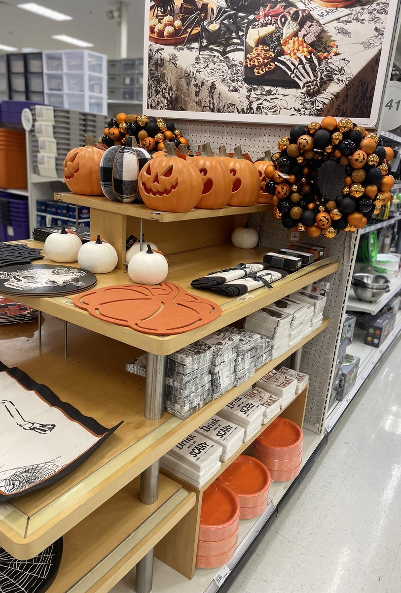VsSullivan's tweet image. I flexed my VM muscles to keep the kitchen focal impactful. We had some major sell through.I used some decor backstock so guest could still feel the Halloween Party Entertainment vibes. #sellwhatyouown @aleahmarie19 @settoselltarget @Rochelle_1114 @TousleyVictoria @ShereeHalsey