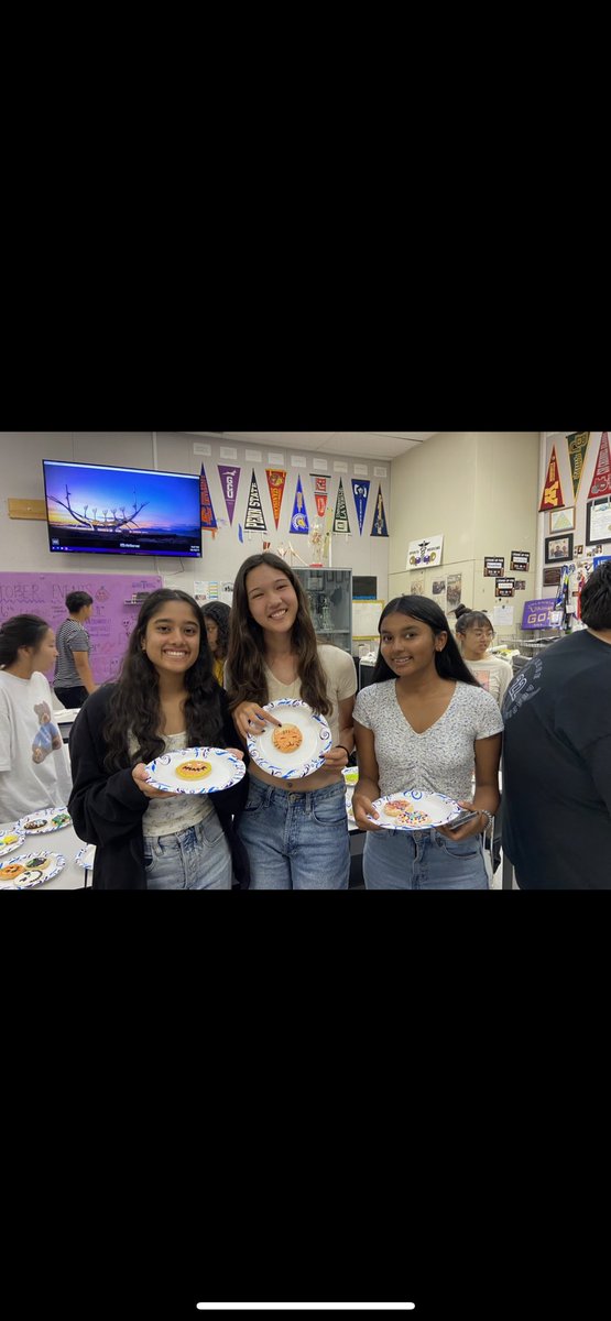 valenciahighmsa's tweet photo. Yesterday afternoon we had a cookie decorating contest. It was such a fantastic time and all of the students had a great time participating. Congrats to our winners!! https://t.co/JtOCr7ZhDT