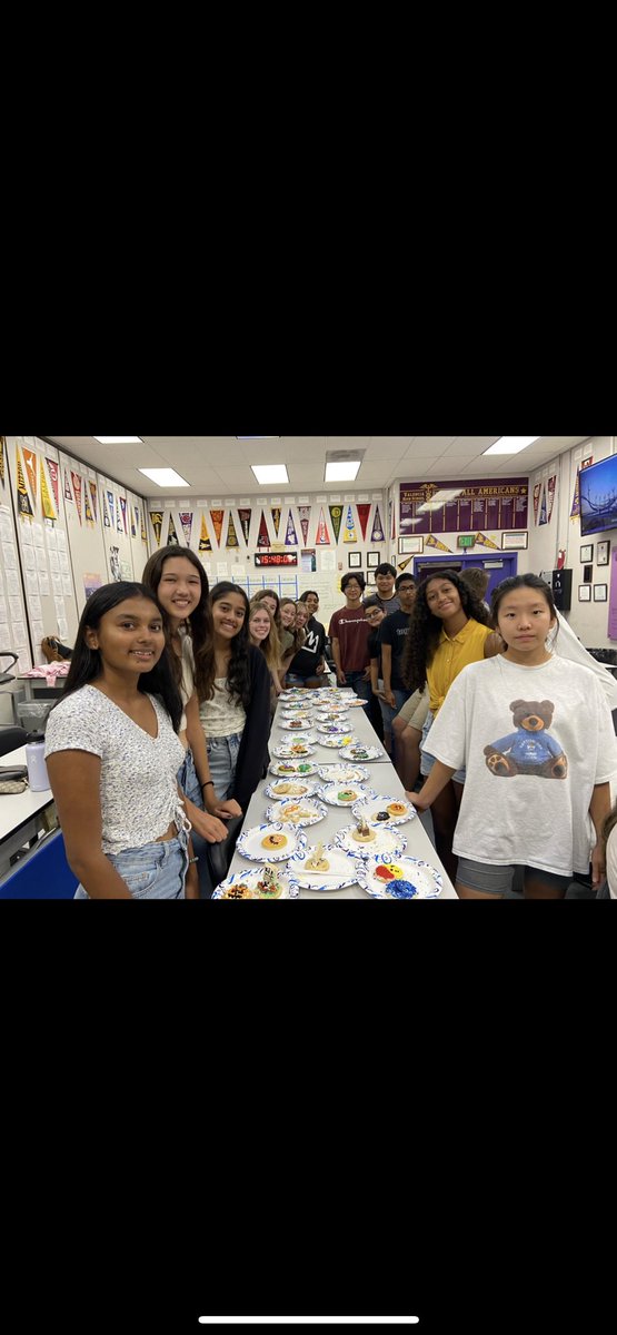 valenciahighmsa's tweet photo. Yesterday afternoon we had a cookie decorating contest. It was such a fantastic time and all of the students had a great time participating. Congrats to our winners!! https://t.co/JtOCr7ZhDT