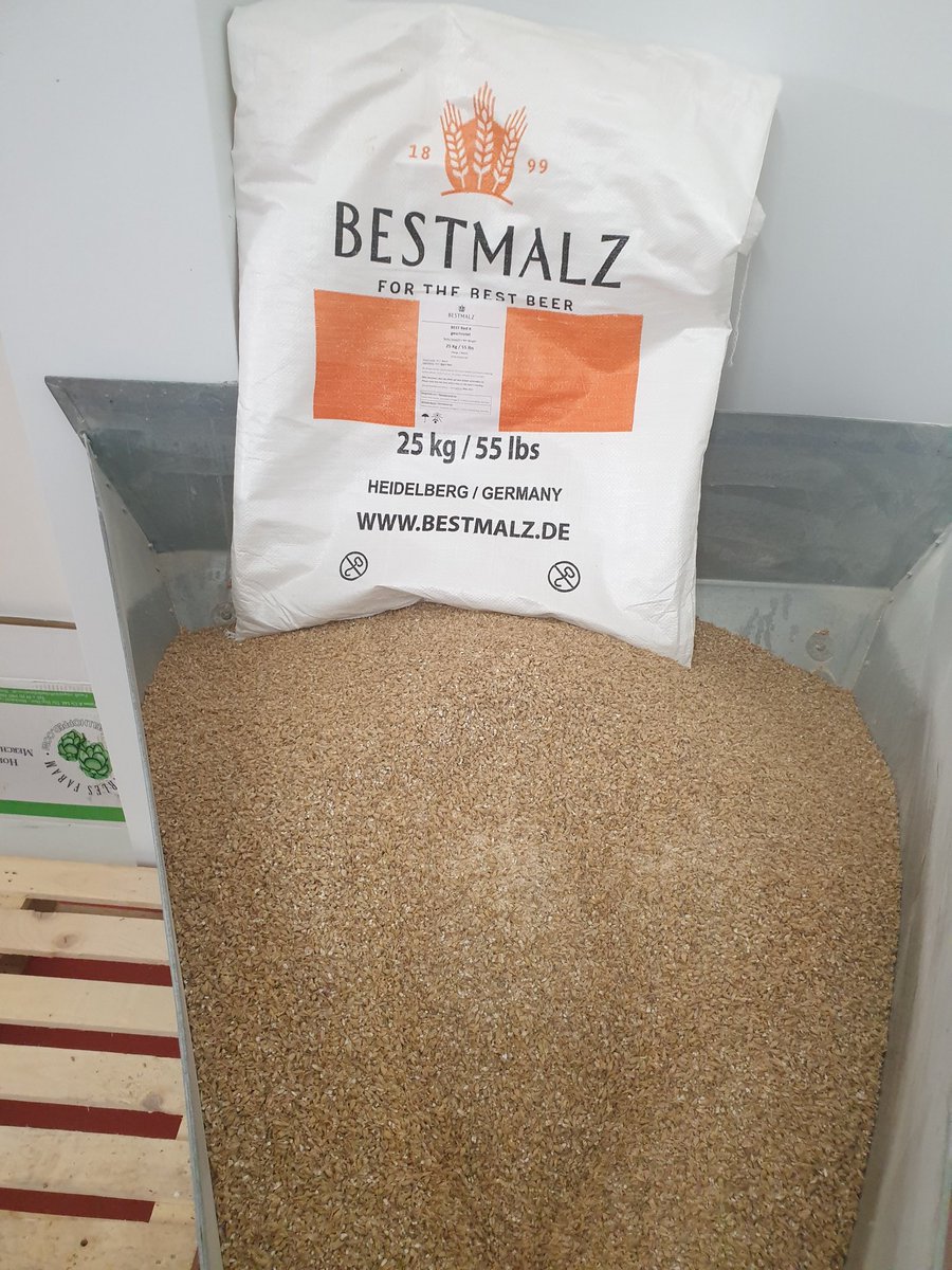 Andrewwbrews's tweet photo. Brewing up a red beer for October, red isn't a easy one to make but safe to say its been nailed ๐
Using only malts from weyermann and bestmalz from Germany and German hops to boot. A very tense time awaiting the colour during brewing of this one ๐คฃ #Oktoberfest2022 #German https://t.co/iCHRpBle1O