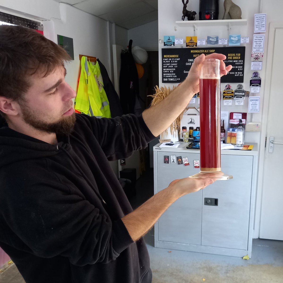 Andrewwbrews's tweet photo. Brewing up a red beer for October, red isn't a easy one to make but safe to say its been nailed ๐
Using only malts from weyermann and bestmalz from Germany and German hops to boot. A very tense time awaiting the colour during brewing of this one ๐คฃ #Oktoberfest2022 #German https://t.co/iCHRpBle1O