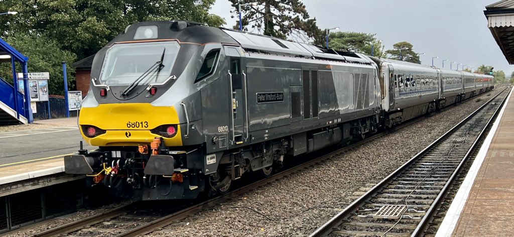 PlatformEdge1's tweet image. Mega train 👏 

68013 + 82309 arriving into Bicester North for a service to Marylebone #Class68 #Class82