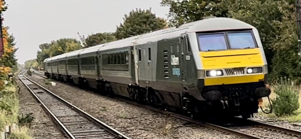 PlatformEdge1's tweet image. Mega train 👏 

68013 + 82309 arriving into Bicester North for a service to Marylebone #Class68 #Class82
