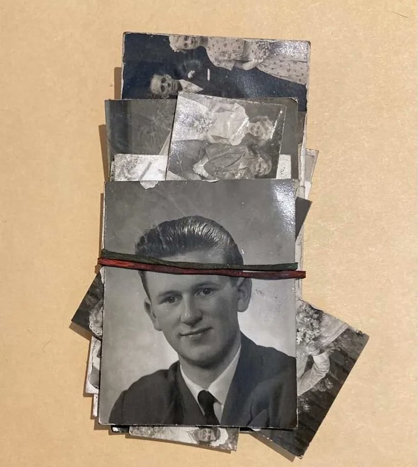 NThardmanshouse's tweet photo. Then: This bundle of various Hardman portraits had been sitting in a box of thousands of assorted prints, held together by a decades-old rubber band.
Now: Each print has been cleaned and rehoused into better storage. The rubber band didn't survive π’
#HardmansUnpacked https://t.co/t0GlVXyepW