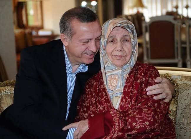 Cumhurbaşkanımız Sayın Recep Tayyip Erdoğan'ın kıymetli validesi #TenzileErdoğan Hanımefendiyi ebediyete irtihal edişinin 11. senesinde rahmet ve dua ile yâd ediyorum. Rabb’im mekânını Cennet eylesin...