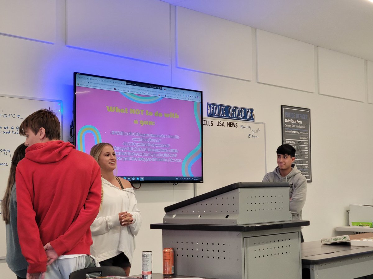 KCAL_Law's tweet photo. Law Enforcement Practicum students are presenting on safety procedures today. Legal Research students are being a great audience. Collaboration is fun! #CTEinKISD #thekcalconnection https://t.co/0nl0C5Jaie
